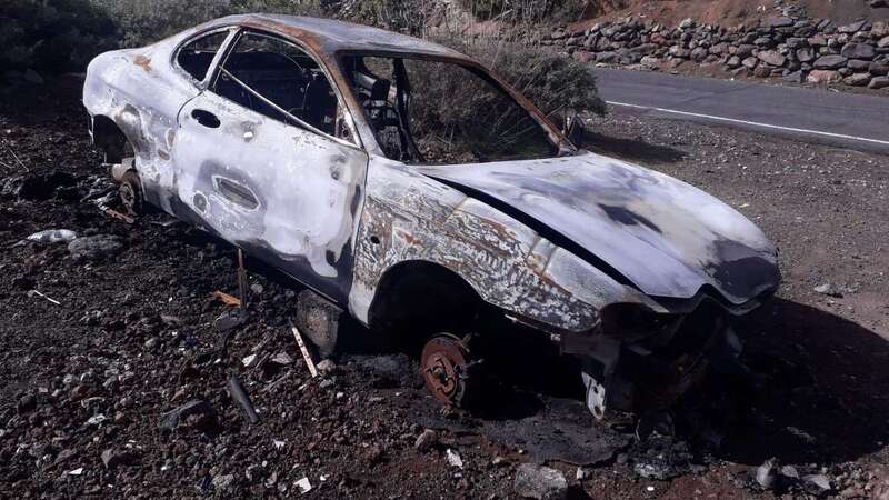 Los restos del vehículo siguen en el mismo sitio (Foto TA)